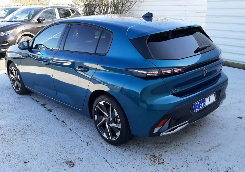 Peugeot 308 Bleu Obsession vue 3/4 arrière droit, avec jantes alliage et feux arrière LED distinctifs.