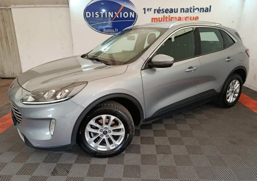 Vue 3/4 avant droite d'un Ford Kuga gris foncé 2023 avec jantes alliage et rétroviseurs assortis.
