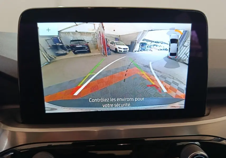 Écran tactile intérieur montrant la caméra de recul avec guidage et vue 3D du Ford Kuga gris foncé.