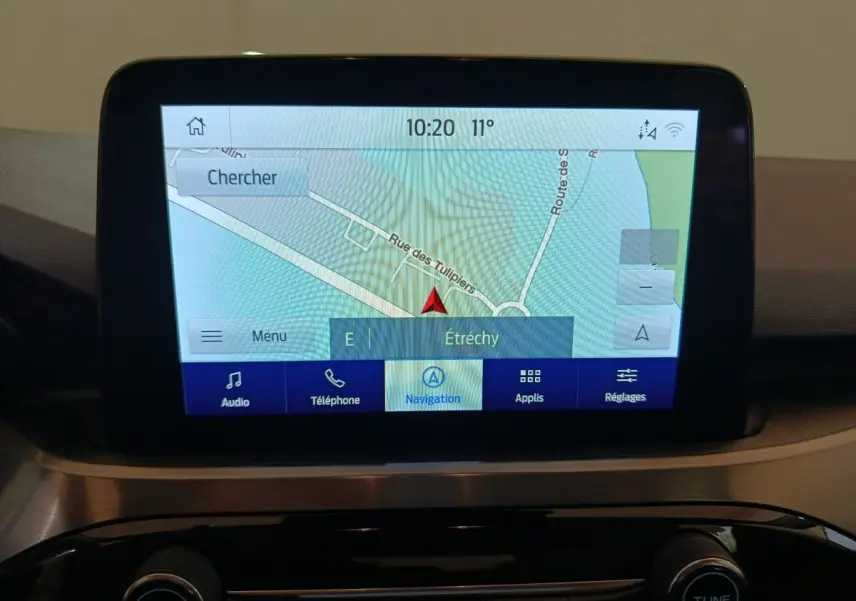 Écran tactile central du Ford Kuga 2023 affichant la navigation avec carte et options multimédia.