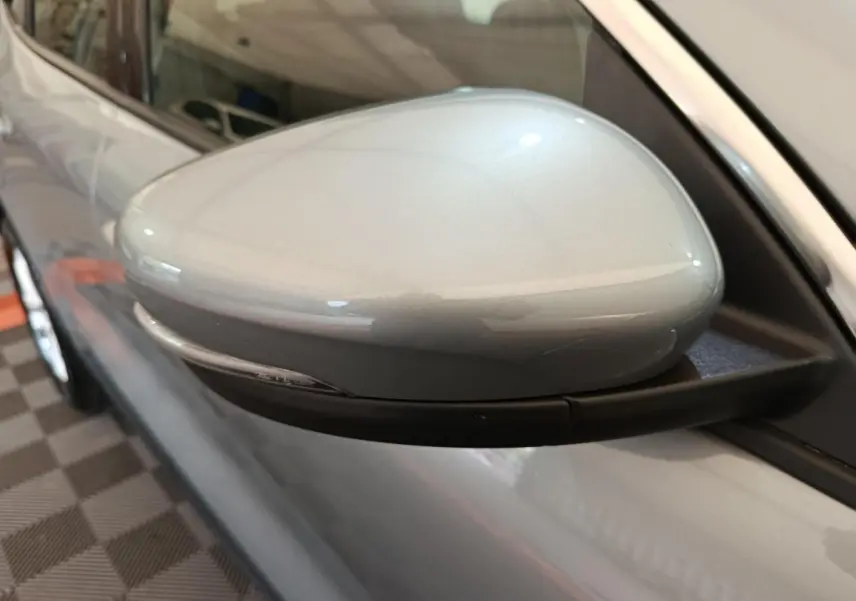 Rétroviseur droit gris foncé du Ford Kuga 2023, avec clignotant intégré, vue rapprochée côté conducteur.