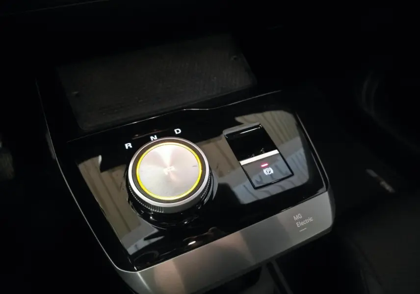 Gros plan sur la molette de sélection de vitesses et frein à main électronique du MG4 électrique 2022.