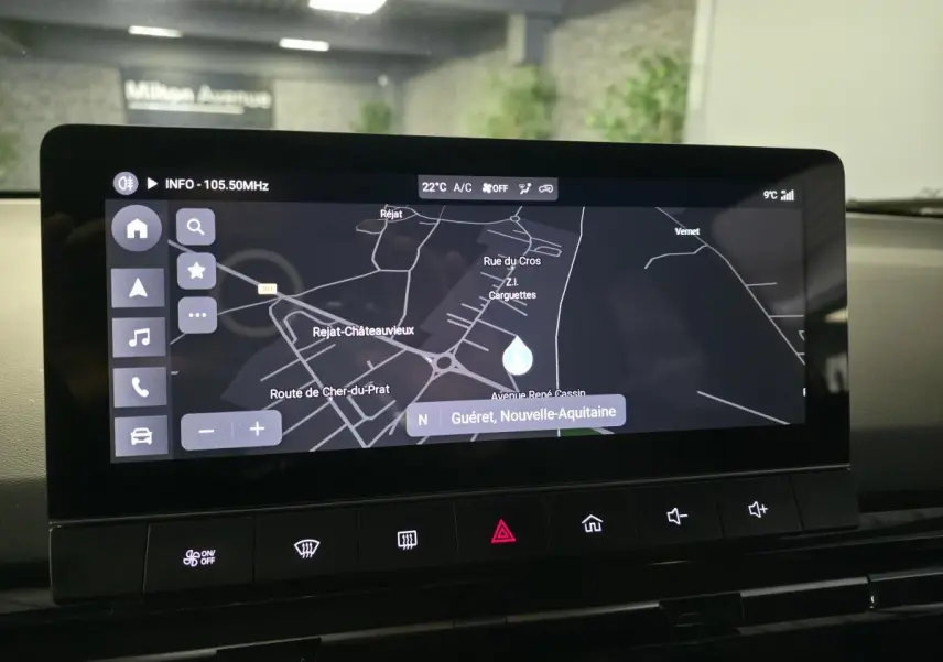 Écran tactile central affichant la navigation dans un MG Motor MG4 Luxury 2022, intérieur noir.