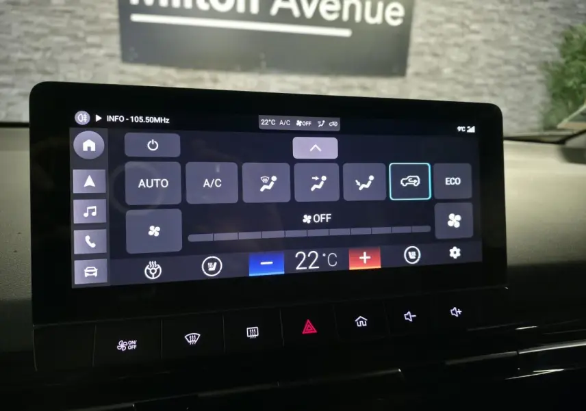 Écran tactile central du MG MOTOR MG4 orange 2022 affichant les commandes de climatisation à 22°C en intérieur.