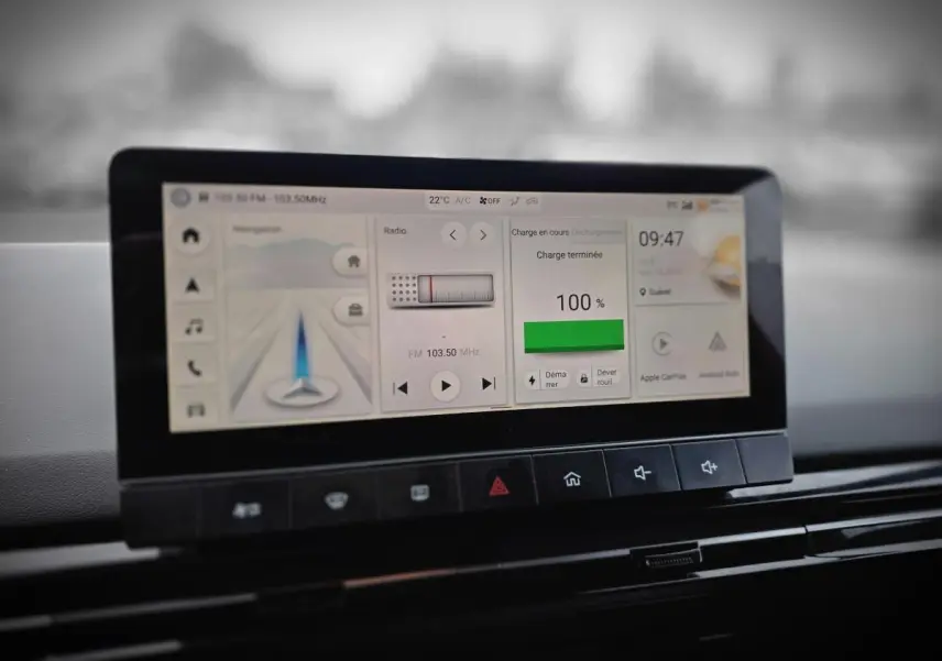 Écran tactile central du tableau de bord du MG MOTOR MG4 Luxury 2022 affichant navigation et charge batterie à 100%