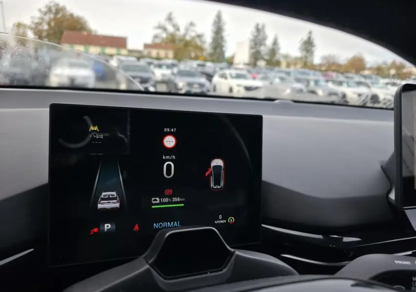 Tableau de bord numérique de MG4 électrique 2022 vu de l'intérieur, affichant l'autonomie et l'état du véhicule.