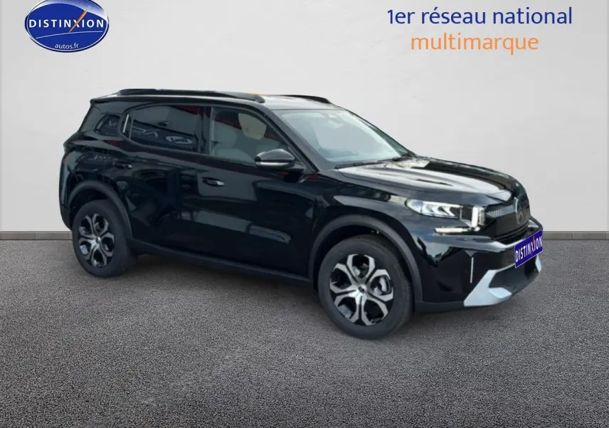 Vue 3/4 avant droit d'un Citroën C3 Aircross noir brillant avec jantes 17 pouces et vitres teintées.