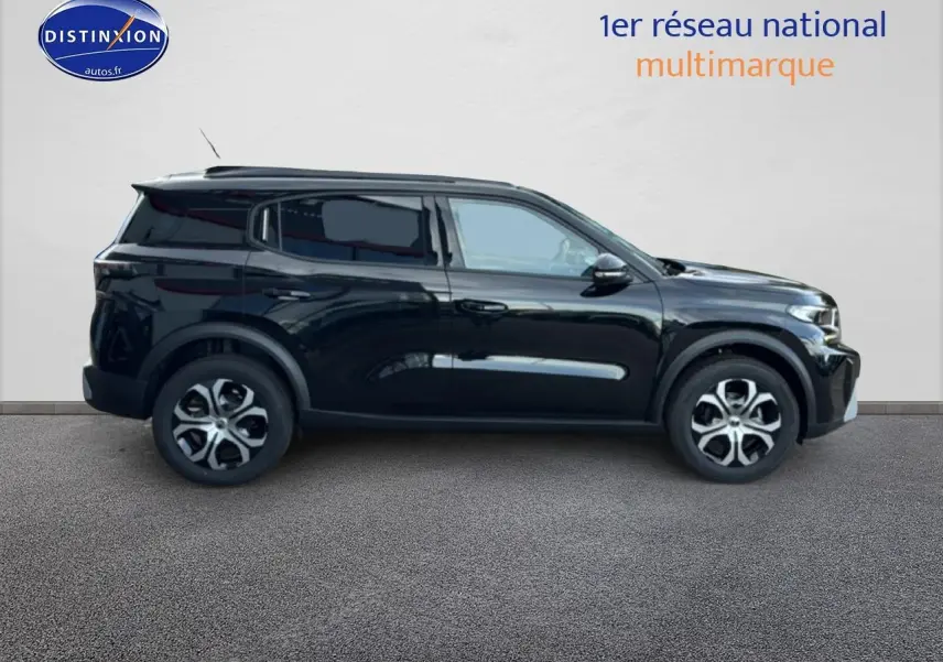 Profil latéral droit d'un Citroën C3 Aircross noir 2025 avec jantes 17 pouces et vitres arrière teintées.