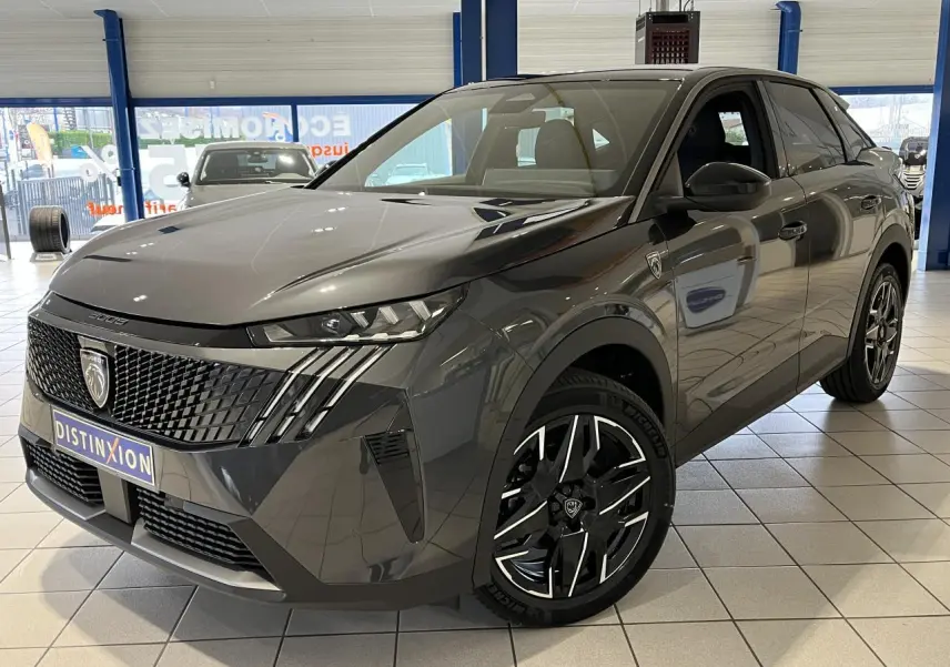 Peugeot 3008 GT gris titanium en 3/4 avant droit, avec calandre noire laquée et jantes alliage 19'' diamantées.