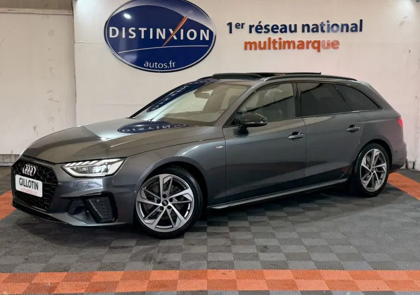 Audi A4 35 TFSI S Edition gris foncé vue de profil droit en intérieur avec jantes alliage et toit ouvrant.