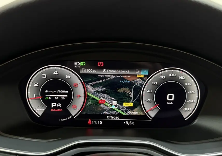Tableau de bord numérique d'Audi A4 35 TFSI 2022 avec affichage 3D navigation et compteurs digitaux.