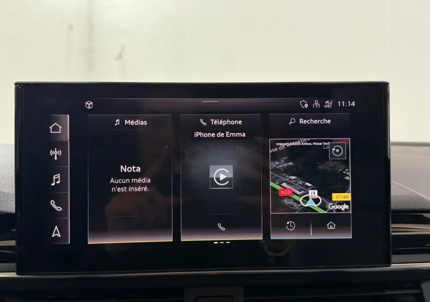 Écran tactile central de l'Audi A4 35 TFSI 2022 affichant navigation, téléphone et médias, intérieur noir.