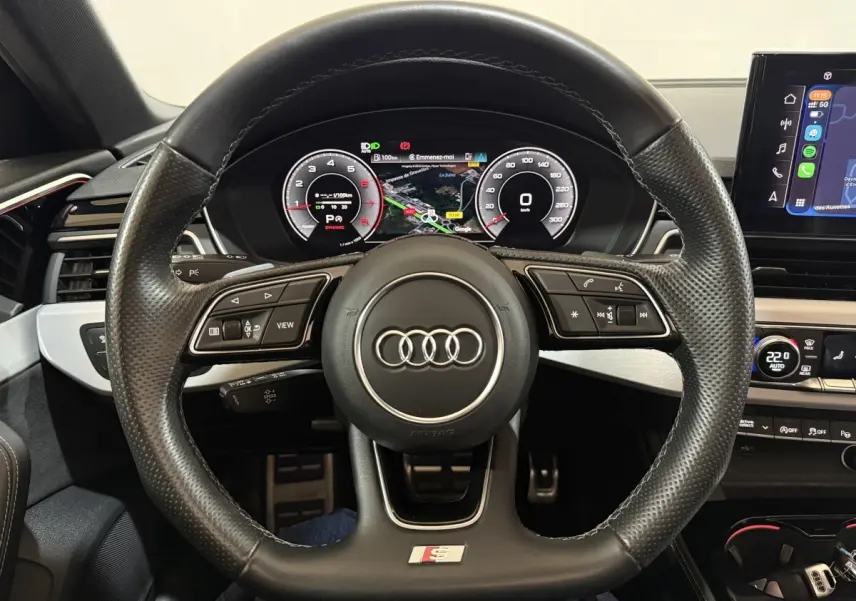 Vue centrée sur le volant cuir perforé Audi A4 S Edition 2022 avec tableau de bord numérique et écran tactile.