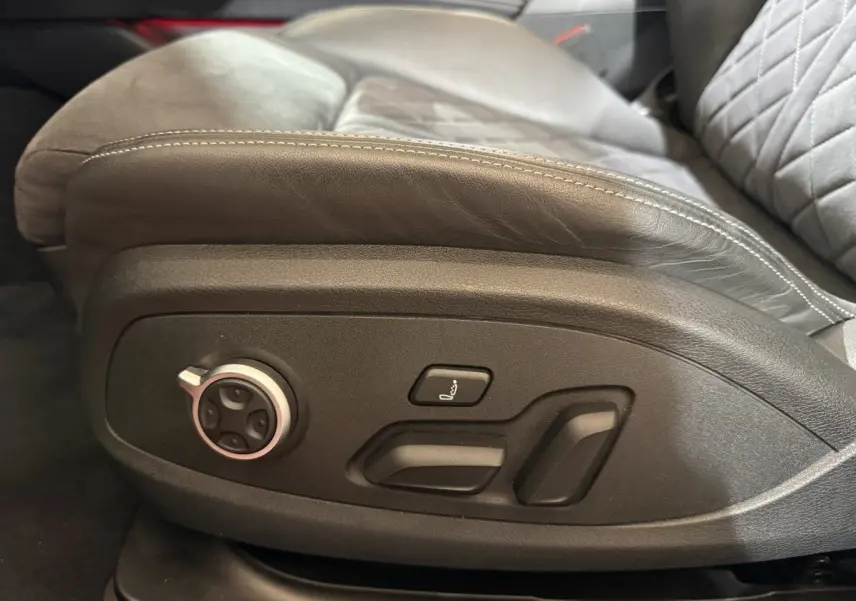 Gros plan sur les commandes électriques de réglage du siège avant gris foncé de l'Audi A4 35 TFSI S Edition 2022.