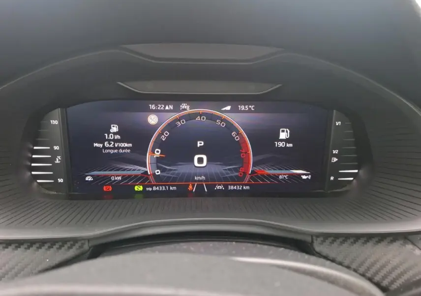 Vue rapprochée du tableau de bord numérique du Skoda Kamiq 2024, affichant la vitesse, la température et l'autonomie.