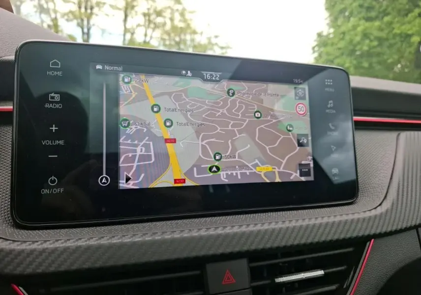 Écran tactile central du Skoda Kamiq 2024 affichant la navigation GPS avec carte détaillée, entouré de commandes tactiles.