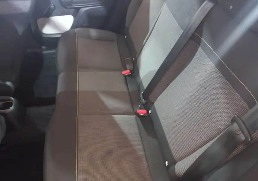 Banquette arrière grise et noire de la Citroën C3 2024, vue en plongée depuis la porte côté droit.