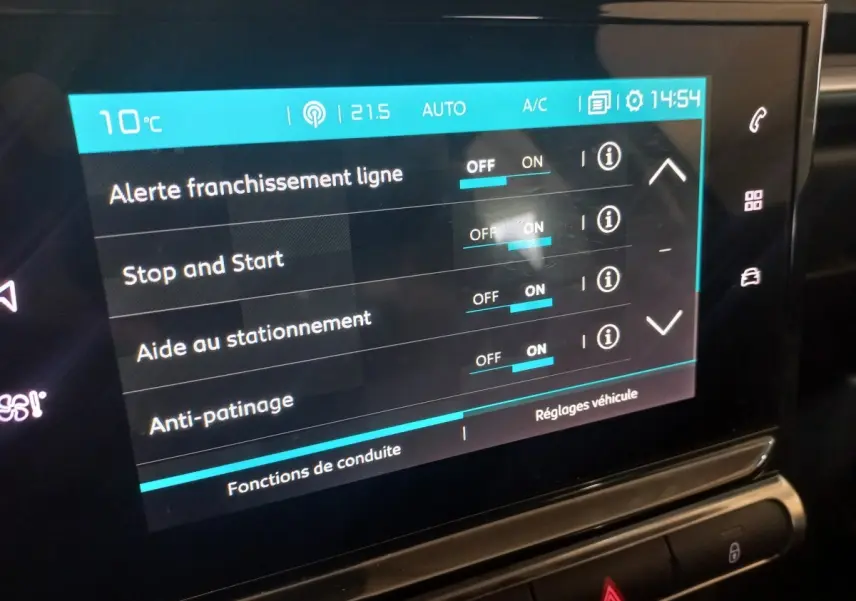 Écran tactile central de la Citroën C3 noir 2024 affichant les réglages d’aide à la conduite.