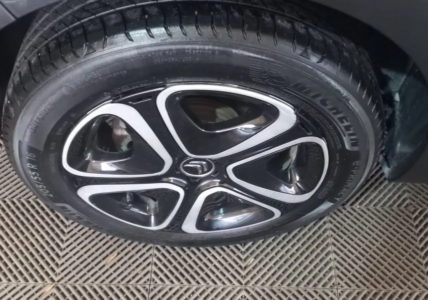 Gros plan sur la roue avant droite d'une Citroën C3 noire, jante alliage noire et argent avec pneu Michelin.