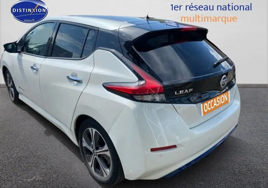 Vue 3/4 arrière droite d'une Nissan Leaf électrique 2019 blanc nacré avec toit noir et feux arrière distinctifs.