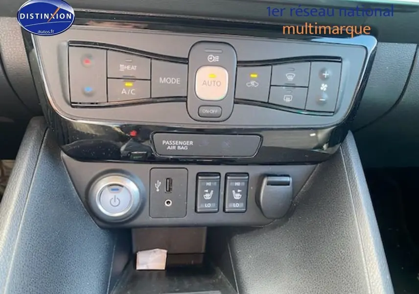 Console centrale avec commandes de climatisation et sièges chauffants dans une Nissan Leaf électrique blanc nacré de 2019