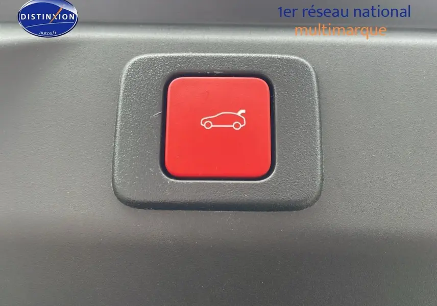 Bouton rouge d'ouverture électrique du hayon sur le coffre d'un Peugeot 3008 Hybrid 145 gt e-dcs6 bleu obsession.