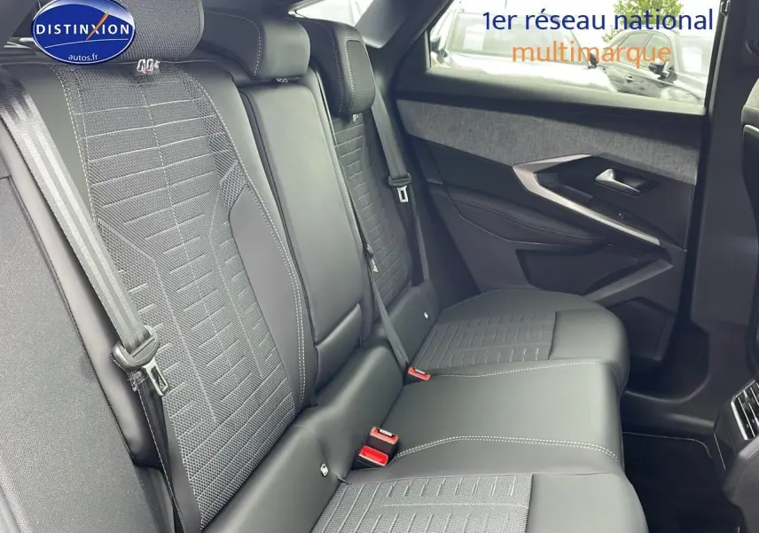 Vue côté droit des sièges arrière en cuir noir et tissu gris du Peugeot 3008 Hybrid 145 GT e-dcs6 2025.