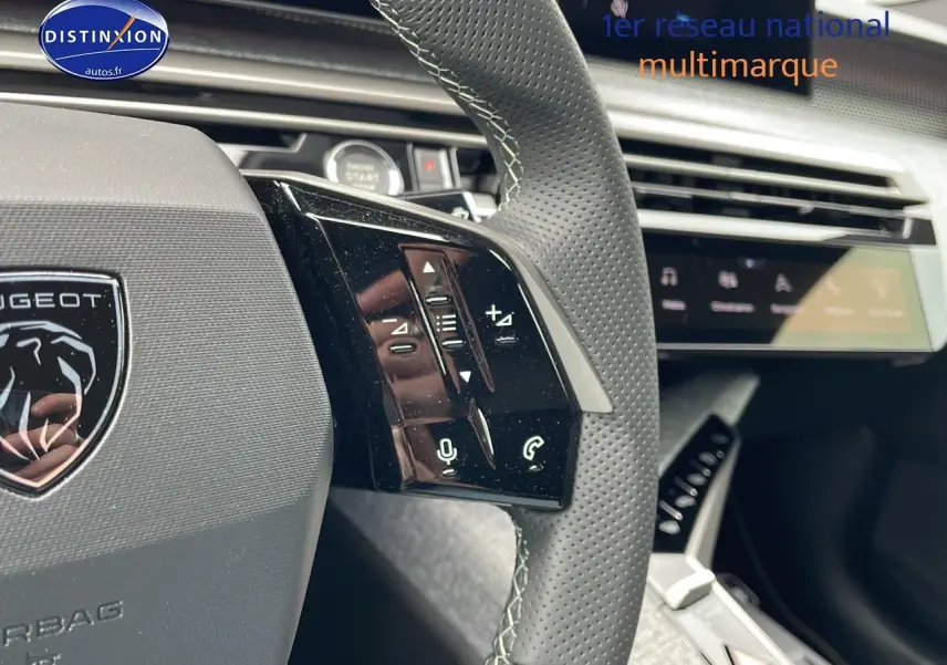 Gros plan sur le volant cuir perforé et les commandes multifonctions du Peugeot 3008 Hybrid 145 GT e-DCS6 2025.