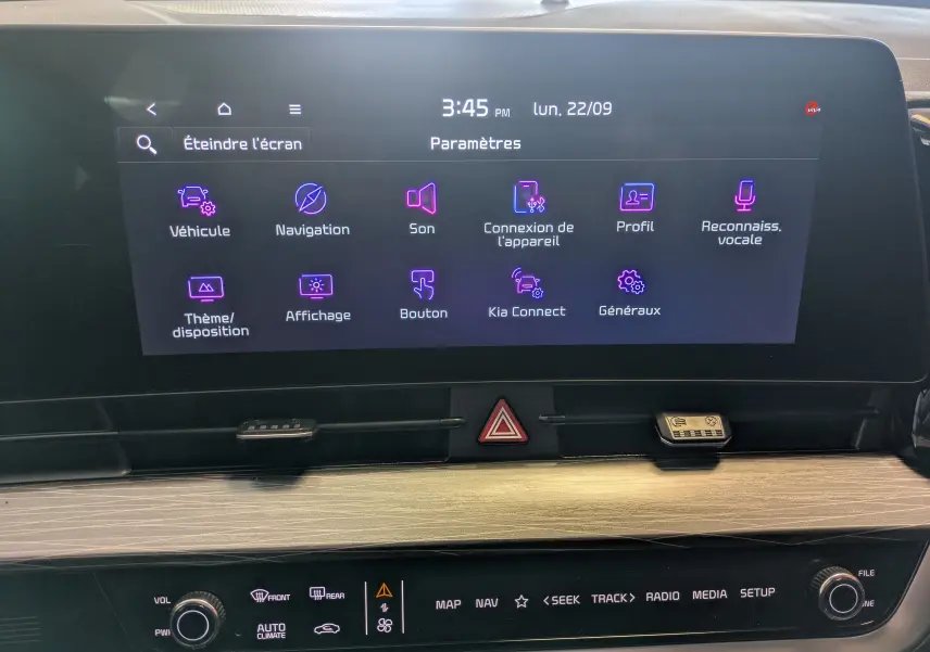 Écran tactile 12,3’’ du Kia Sportage blanc MY25, affichant le menu paramètres avec icônes violettes.