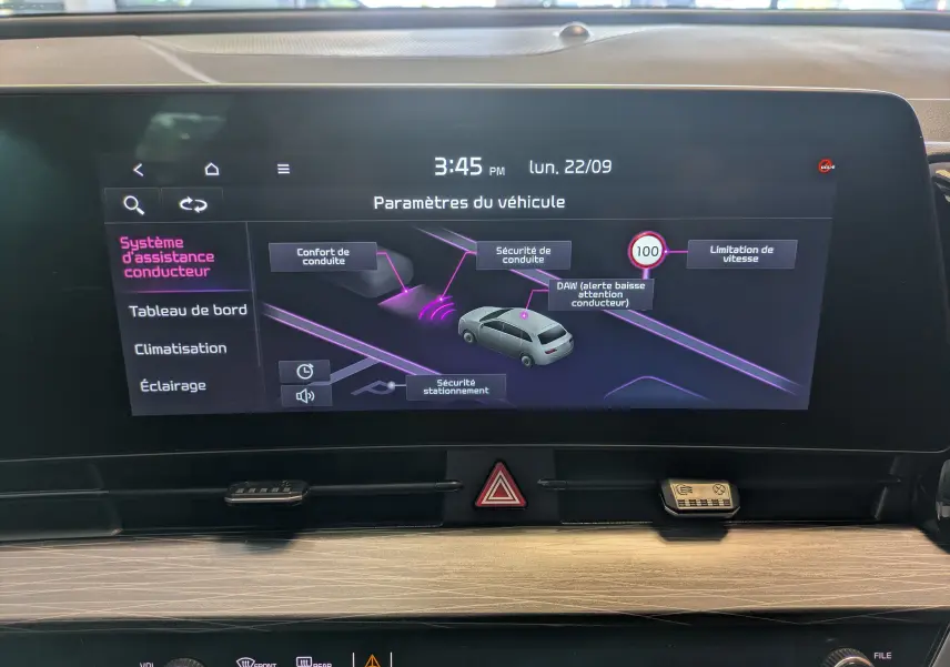 Écran tactile central du Kia Sportage MY25 affichant les paramètres d'assistance conducteur avec interface moderne.