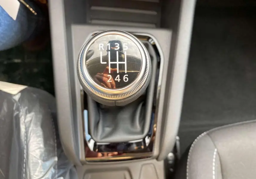 Le levier de vitesses manuel de la Renault Clio 2025 en gros plan, entouré de garnitures noires.