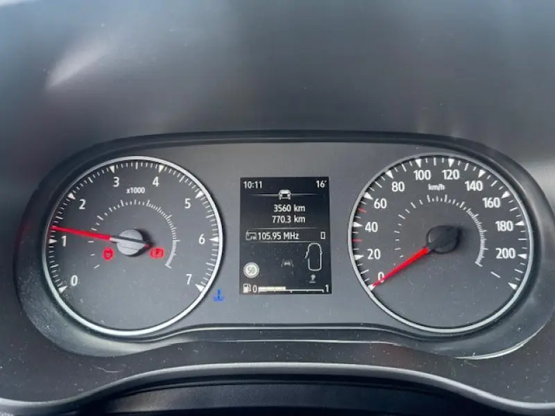 Tableau de bord de Dacia Sandero 2024 avec compte-tours, compteur de vitesse et écran central affichant 3560 km.