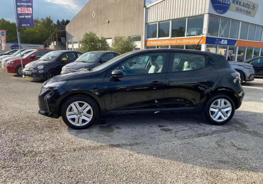 Renault Clio 1.5 Blue dCi 2025 noir étoilé vue de profil côté gauche sur parking devant concession multimarques.