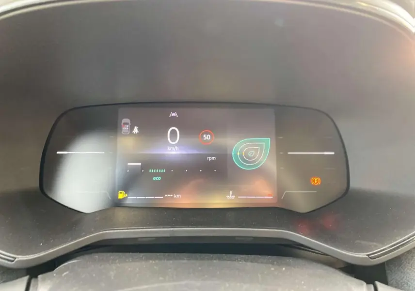 Tableau de bord numérique de la Renault Clio 1.5 Blue dCi 2025, affichage vitesse, éco et alertes en vue frontale.