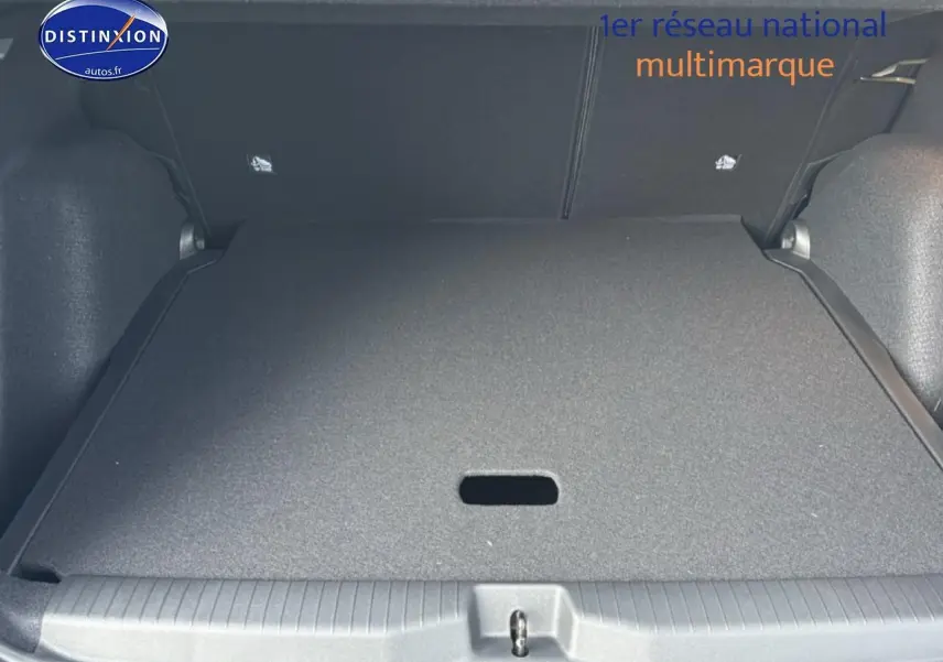 Coffre spacieux du Citroën C3 Aircross noir vu de l'arrière avec plancher de coffre mobile fermé.