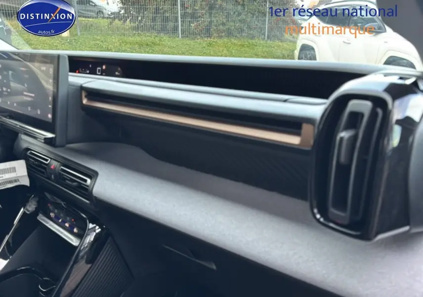 Vue intérieure du tableau de bord du Citroën C3 Aircross 2025 noir, avec écran tactile et aérateurs rectangulaires.