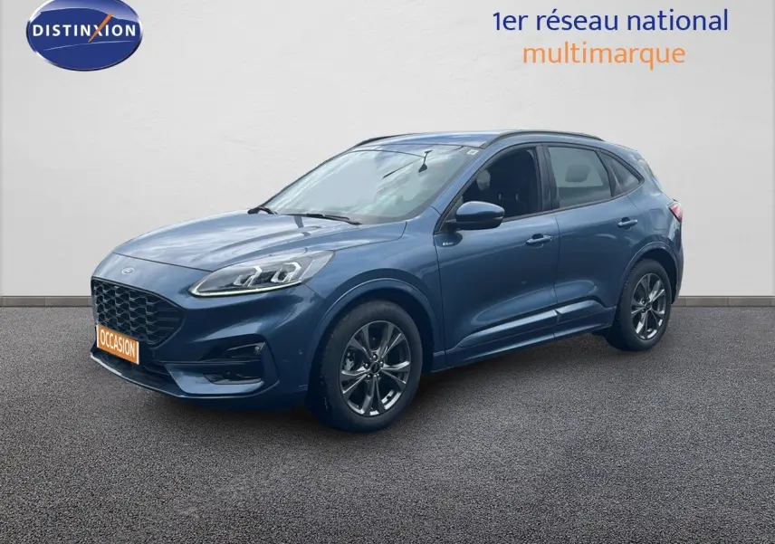 Ford Kuga 2.0D EcoBlue 120ch ST-Line bleu chrome métal en 3/4 avant droit sur fond neutre.