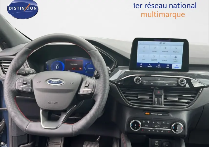 Vue intérieure du tableau de bord du Ford Kuga 2024 bleu chrome, avec volant multifonction et écran tactile central.