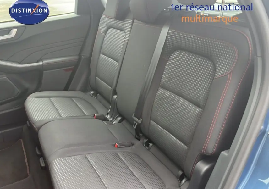Vue intérieure côté droit des sièges arrière noirs avec surpiqûres rouges du Ford Kuga 2024 bleu chrome métal.