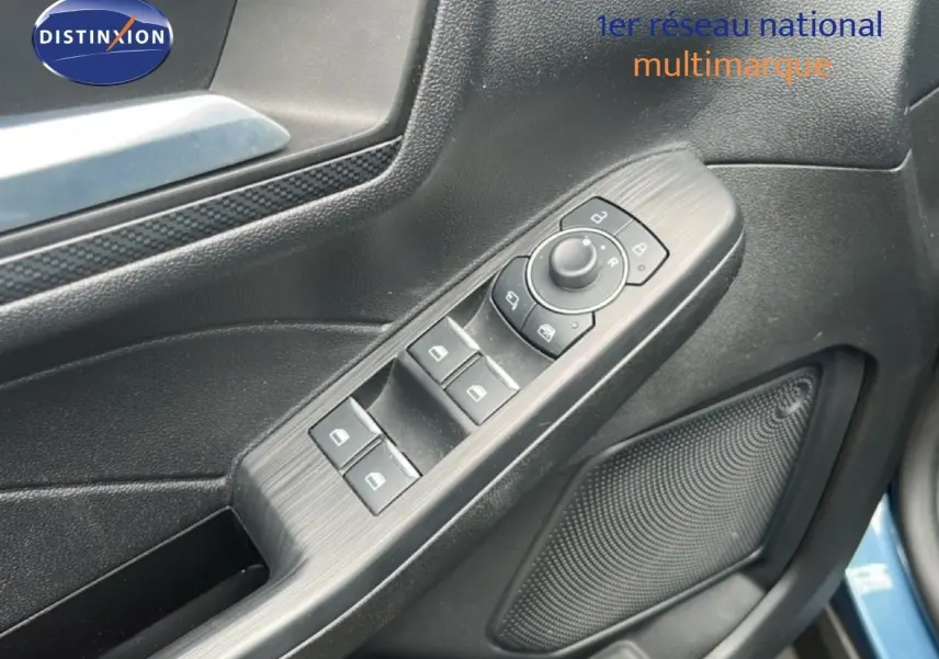 Détail des commandes de lève-vitres et rétroviseurs sur la porte côté gauche du Ford Kuga bleu chrome 2024.