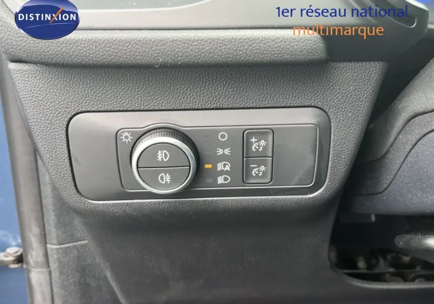 Gros plan sur le panneau de commande des phares du Ford Kuga bleu chrome, côté gauche du tableau de bord.
