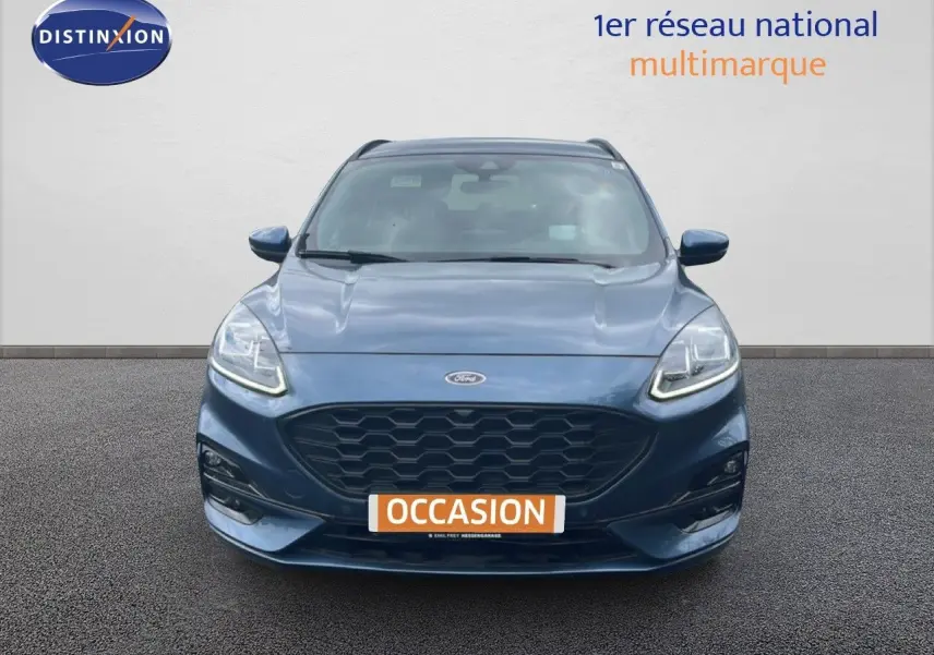 Vue frontale d'un Ford Kuga 2.0D EcoBlue 120ch ST-Line bleu chrome métal avec calandre noire et phares LED allumés.