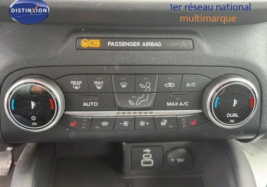 Vue rapprochée du tableau de bord du Ford Kuga 2024, montrant les commandes de climatisation et chauffage en noir.
