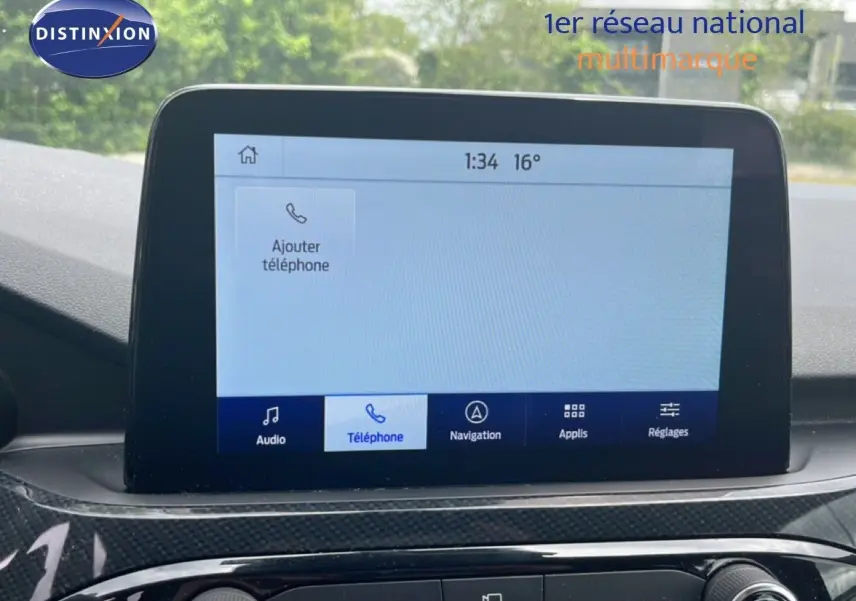 Écran tactile central du Ford Kuga bleu chrome, affichant le menu téléphone avec options audio et navigation.