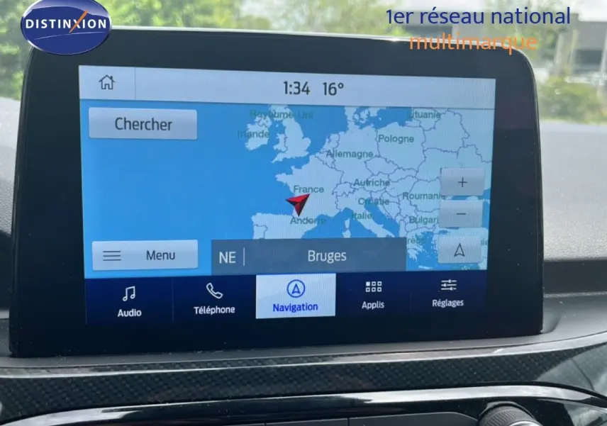 Écran tactile central de navigation du Ford Kuga 2024 bleu chrome, affichant une carte d'Europe en mode navigation.