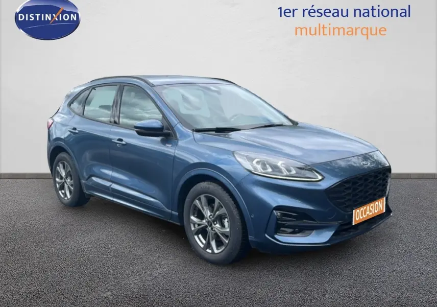 Vue 3/4 avant d’un Ford Kuga 2024 bleu chrome métal avec calandre noire et jantes alliage foncé.