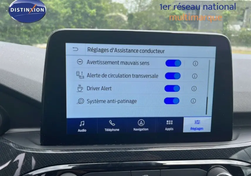 Écran tactile central affichant les réglages d’assistance conducteur dans un Ford Kuga 2024 bleu chrome, intérieur noir.