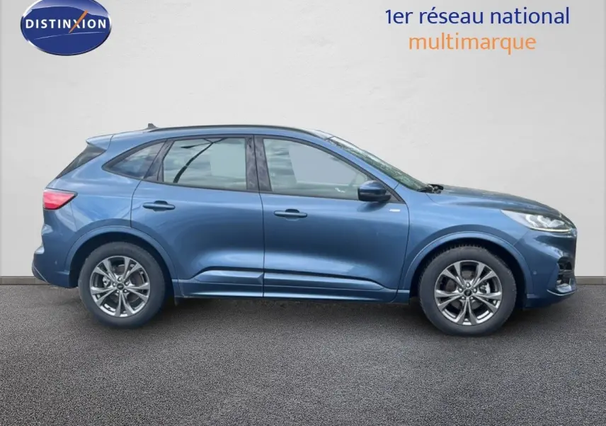 Vue latérale droite d'un Ford Kuga 2024 bleu chrome métallisé avec jantes alliage et lignes dynamiques.