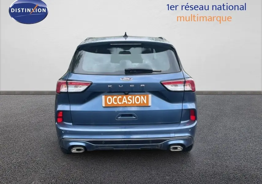 Vue arrière d'un Ford Kuga bleu chrome métal 2024 avec double sortie d'échappement et plaque "OCCASION".