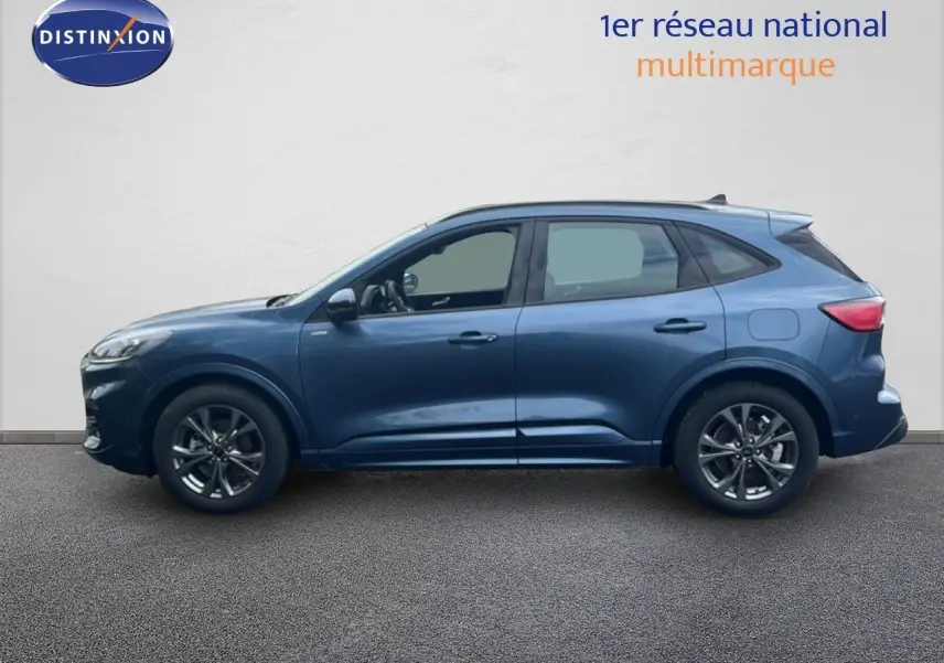 Ford Kuga 2024 bleu chrome métal vu de profil côté gauche, avec jantes alliage et lignes dynamiques visibles.